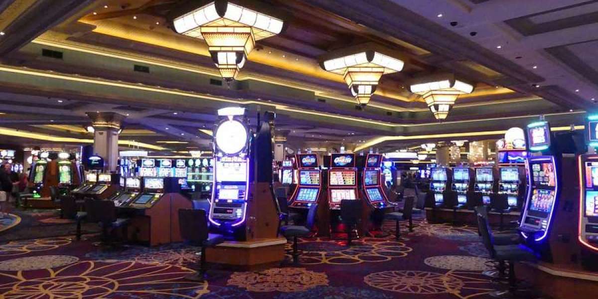 Casino Etiquette 101: Navigating the Gaming Floor