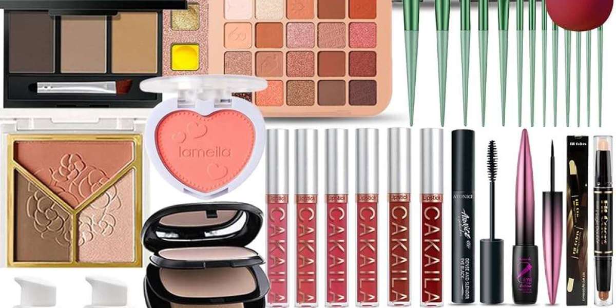 In-depth Report on Glitter Eyeshadow and Makeup Trends
